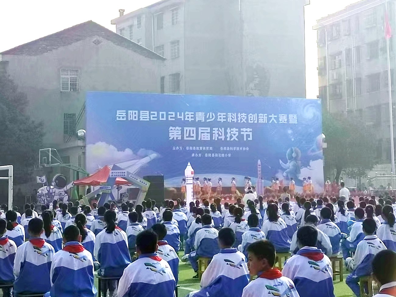 天空官方注册宣传车亮相“岳阳县2024年青少年科技创新大赛暨第四届科技节”